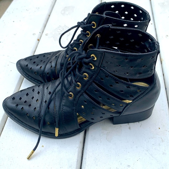 Dollhouse vegan leather ankle booties size: 6.5 - Picture 2 of 8